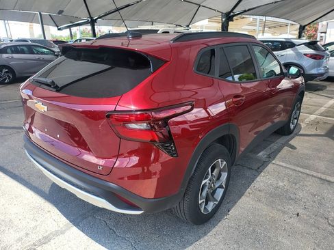 Used 2025 Chevrolet Trax LT w/ LT Convenience Package FWD image 9