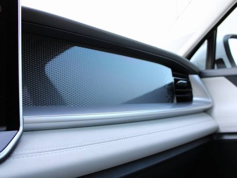 New 2025 Volkswagen Tiguan SE image 10