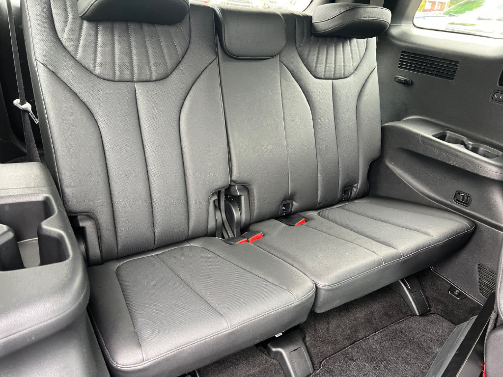 Used 2023 Hyundai Palisade Limited w/ Winter Package FWD image 17