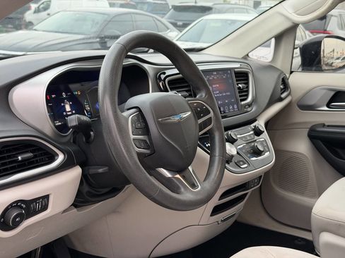 Used 2018 Chrysler Pacifica Touring Plus image 18