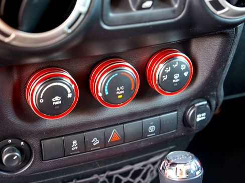 Used 2018 Jeep Wrangler Unlimited Rubicon w/ Connectivity Group image 17