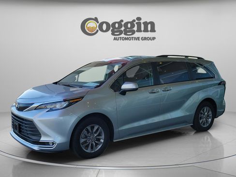 Used 2023 Toyota Sienna XLE image 6