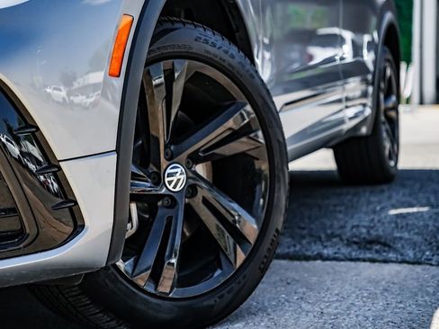 Used 2024 Volkswagen Tiguan SE R-Line image 2