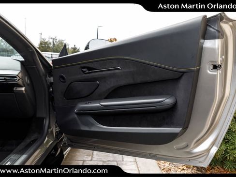 Used 2025 Aston Martin V8 Vantage Coupe image 59