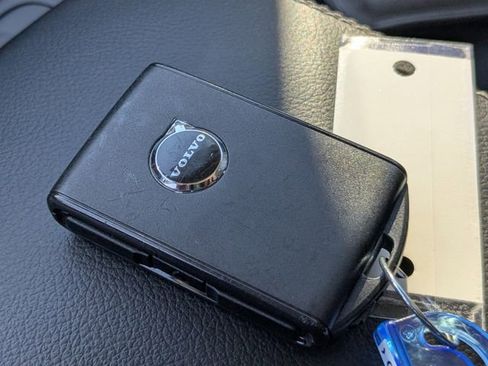 Certified 2025 Volvo XC40 B5 Core image 38