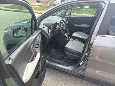 Used 2020 Chevrolet Trax LT w/ Sun & Sound Package image 5