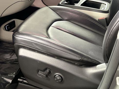 Used 2023 Chrysler Pacifica Touring-L image 14