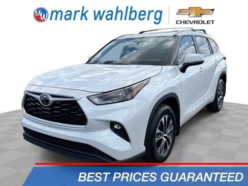 Used 2023 Toyota Highlander XLE AWD/4WD image 1