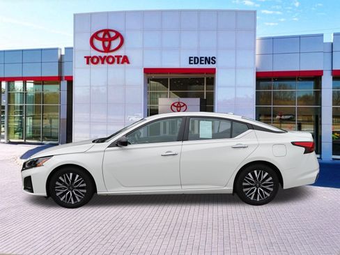 Used 2025 Nissan Altima 2.5 SV FWD image 8