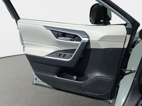Used 2019 Toyota RAV4 XLE Premium FWD image 25
