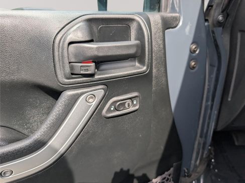 Used 2018 Jeep Wrangler Rubicon w/ Dual Top Group AWD/4WD image 13