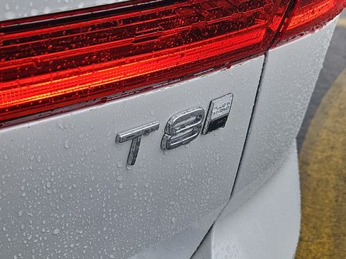 Used 2025 Volvo XC60 T8 Plus w/ Climate Package image 5