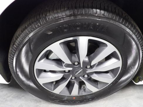 Used 2022 Chrysler Pacifica Touring-L w/ Uconnect Theater Family Group image 38