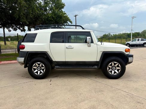 Used 2014 Toyota FJ Cruiser 2WD w/ Convenience Package image 2