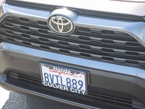 Used 2021 Toyota RAV4 XLE Premium image 6