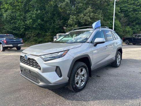 Used 2024 Toyota RAV4 XLE AWD/4WD image 7