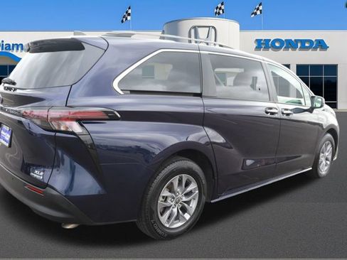 Used 2023 Toyota Sienna XLE image 6