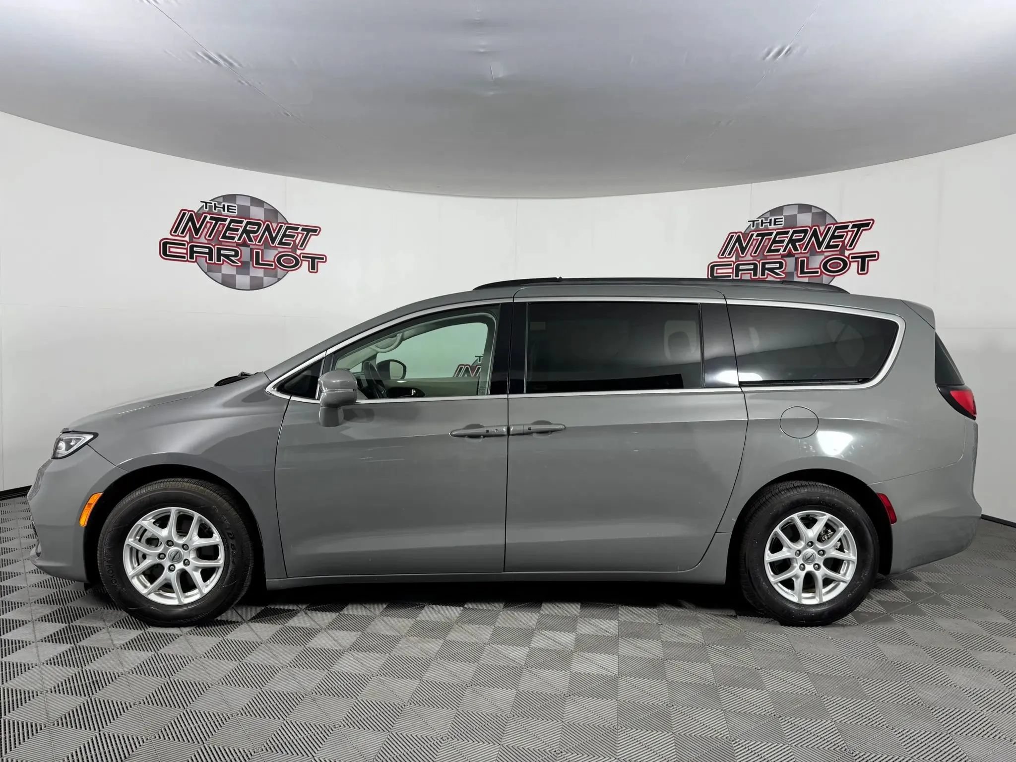 Used 2022 Chrysler Pacifica Touring-L FWD image 4
