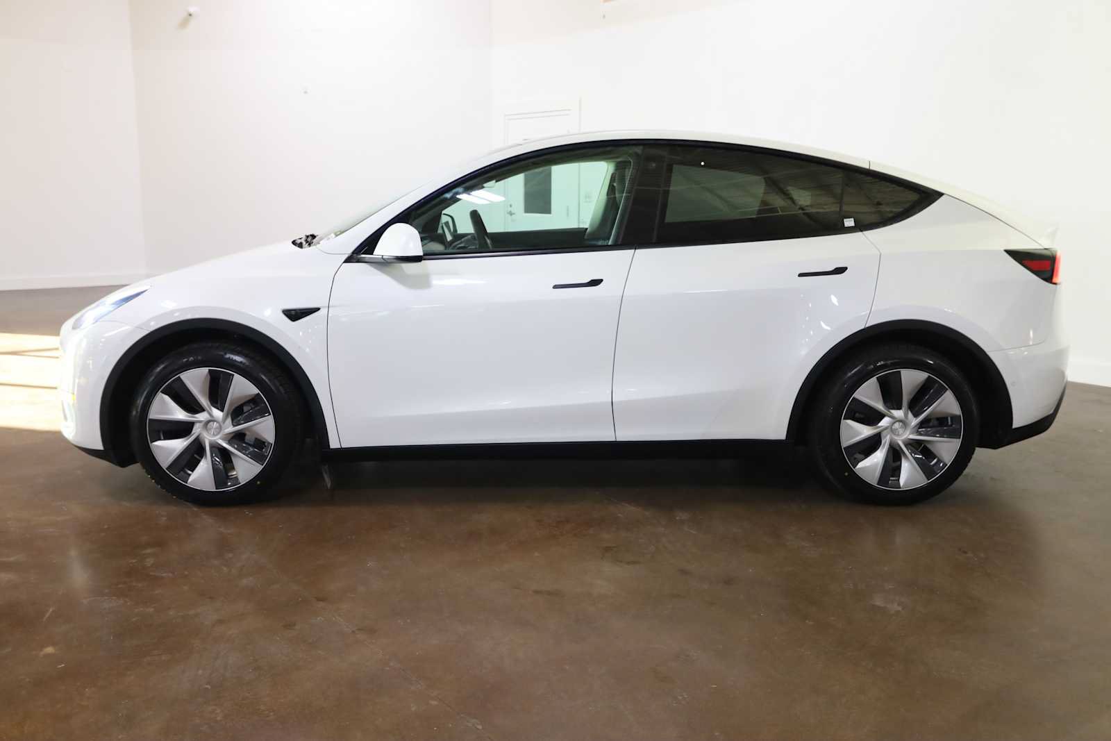 Used 2021 Tesla Model Y Long Range AWD/4WD image 2