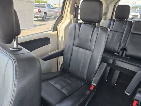 Used 2013 Chrysler Town & Country Touring FWD image 12