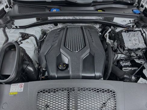 Certified 2023 Porsche Macan AWD/4WD image 31