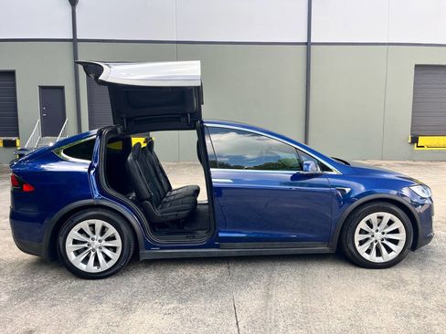 Used 2018 Tesla Model X 75D image 12