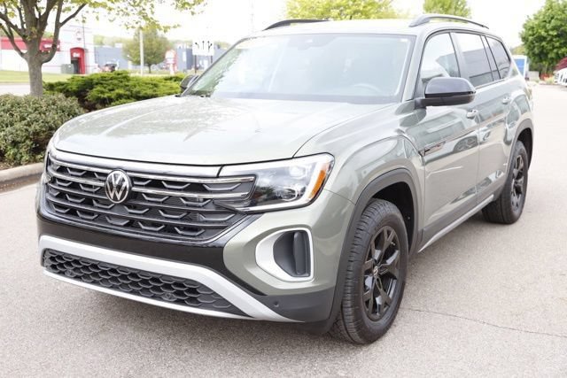 Used 2025 Volkswagen Atlas Peak Edition SE AWD/4WD image 8