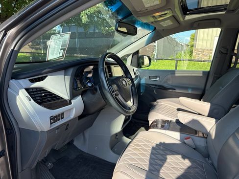 Used 2015 Toyota Sienna XLE w/ XLE Navigation Package FWD image 11