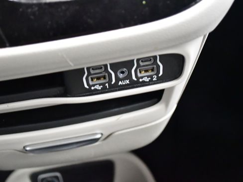 Used 2024 Chrysler Pacifica Touring-L FWD image 31