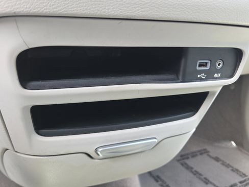 Used 2017 Chrysler Pacifica Touring-L FWD image 28