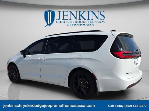 New 2026 Chrysler Pacifica Select image 7