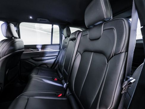 Used 2024 Jeep Grand Cherokee Limited w/ Black Appearance Package image 24