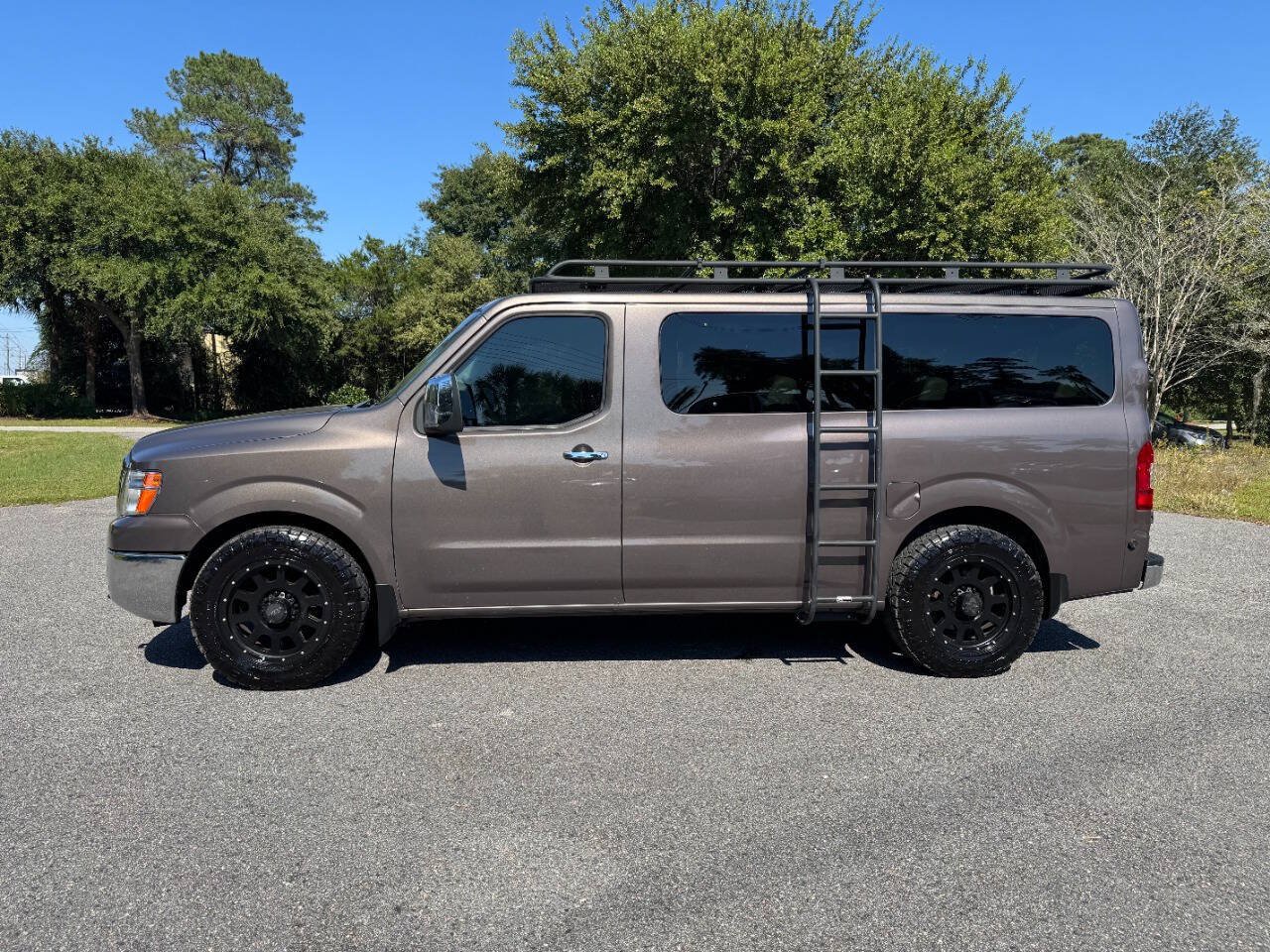 Used 2017 Nissan NV 3500 SL RWD image 3