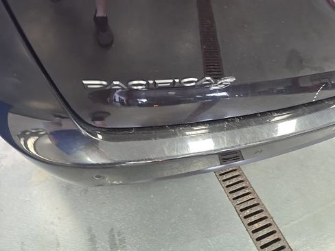Used 2021 Chrysler Pacifica Touring-L w/ Uconnect Theater Family Group FWD image 5