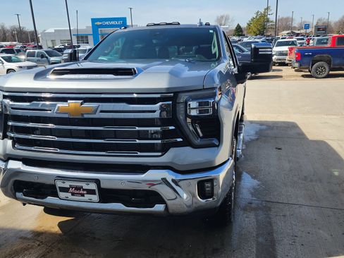 Used 2025 Chevrolet Silverado 2500 LTZ w/ LTZ Premium Package image 2