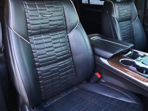 Used 2025 Cadillac Escalade ESV Sport Platinum image 24