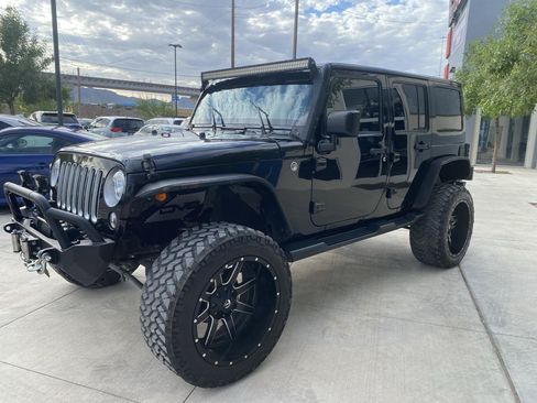 Used 2017 Jeep Wrangler Unlimited Sahara w/ Connectivity Group AWD/4WD image 12