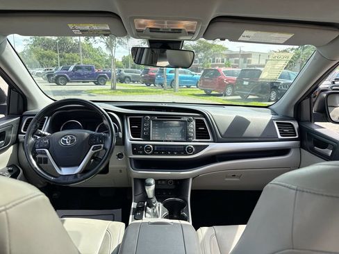Used 2017 Toyota Highlander XLE AWD/4WD image 26