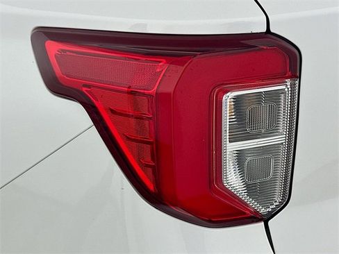 Used 2022 Ford Explorer XLT w/ Equipment Group 202A image 26