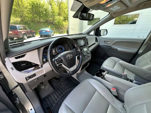 Used 2020 Toyota Sienna XLE w/ XLE Navigation Package AWD/4WD image 26
