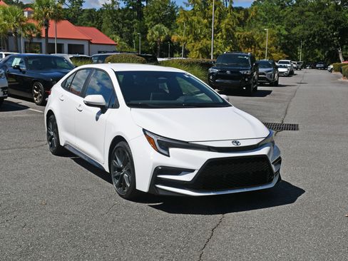 Certified 2026 Toyota Corolla SE w/ SE Package FWD image 6