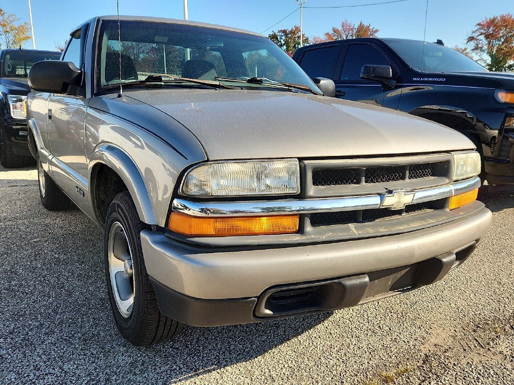 Used 2002 Chevrolet S10 Pickup LS w/ LS Preferred Equipment Group RWD image 3