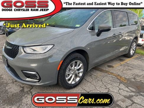 Used 2023 Chrysler Pacifica Touring-L w/ Uconnect Theater Family Group AWD/4WD image 1
