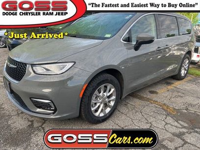 Used 2023 Chrysler Pacifica Touring-L w/ Uconnect Theater Family Group