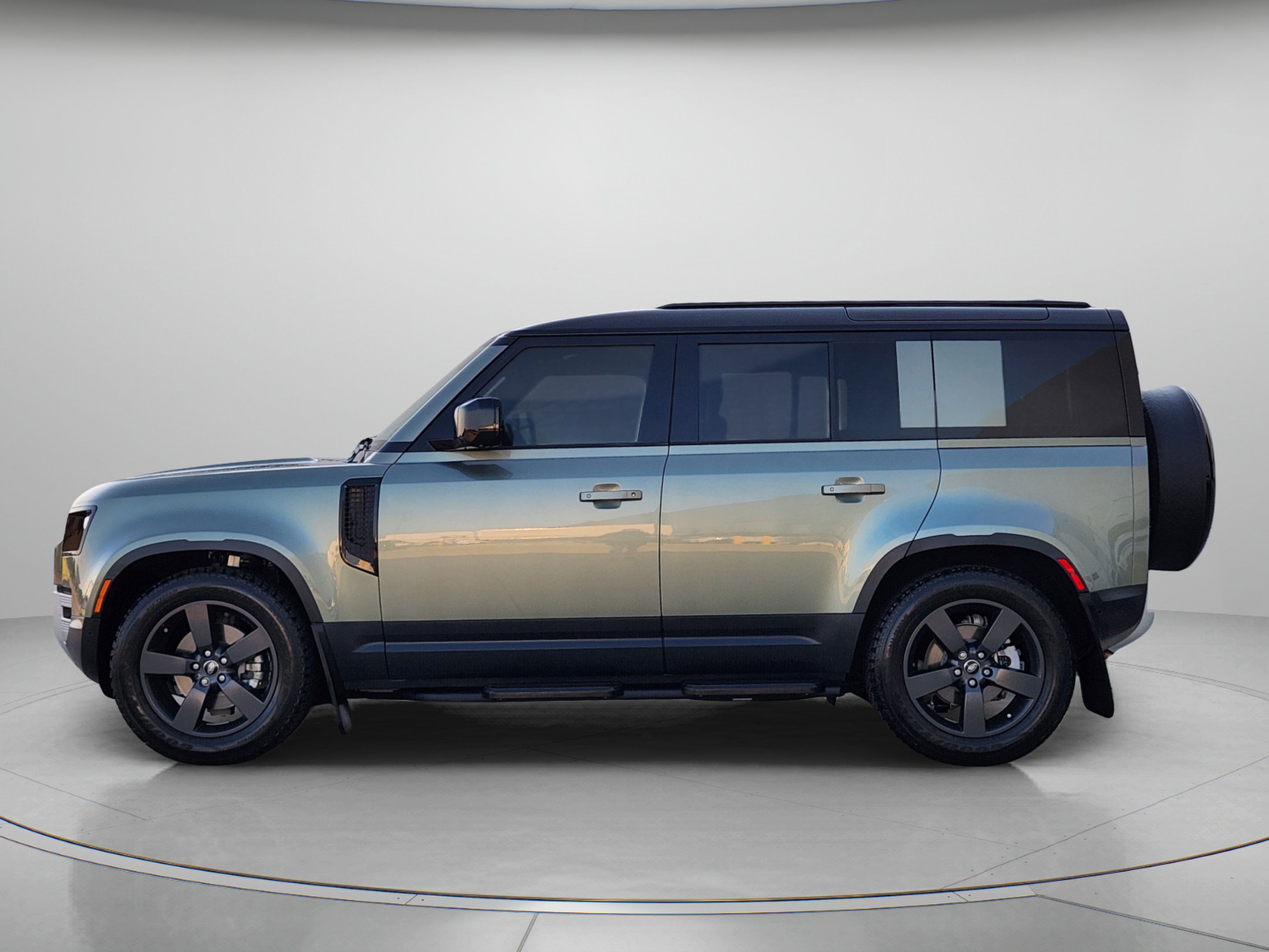 Used 2025 Land Rover Defender 110 S AWD/4WD image 2