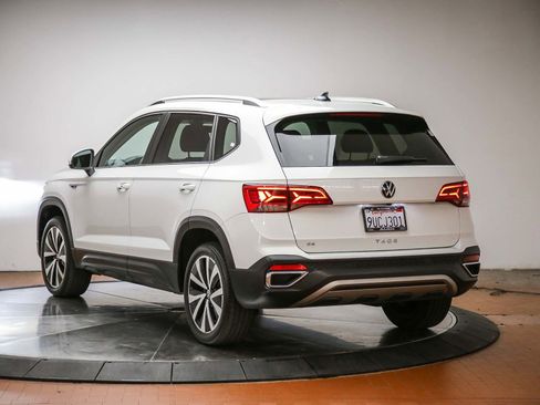 Used 2024 Volkswagen Taos SE w/ Panoramic Sunroof Package FWD image 2