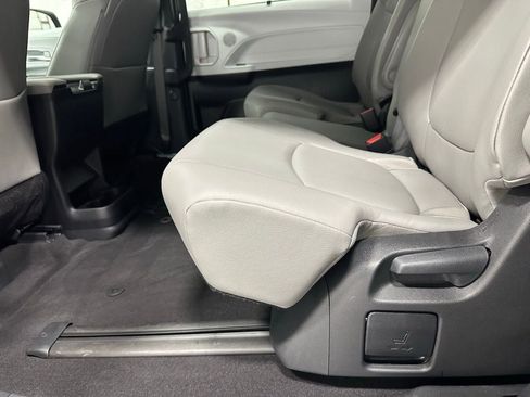 Used 2025 Toyota Sienna XLE image 46