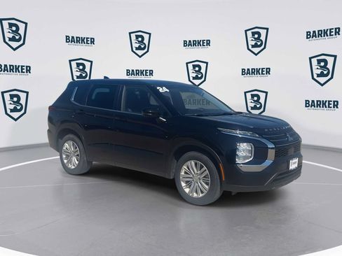 Used 2024 Mitsubishi Outlander ES AWD/4WD image 2