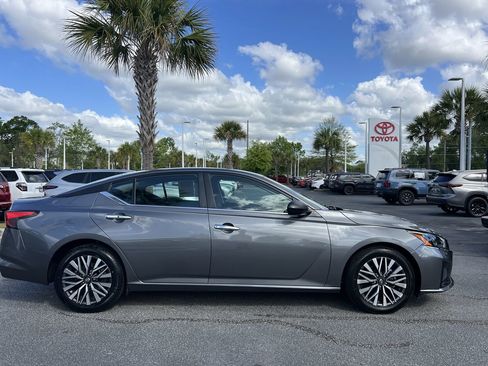 Used 2024 Nissan Altima 2.5 SV image 11