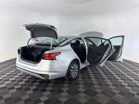 Used 2025 Nissan Altima 2.5 SV FWD image 18